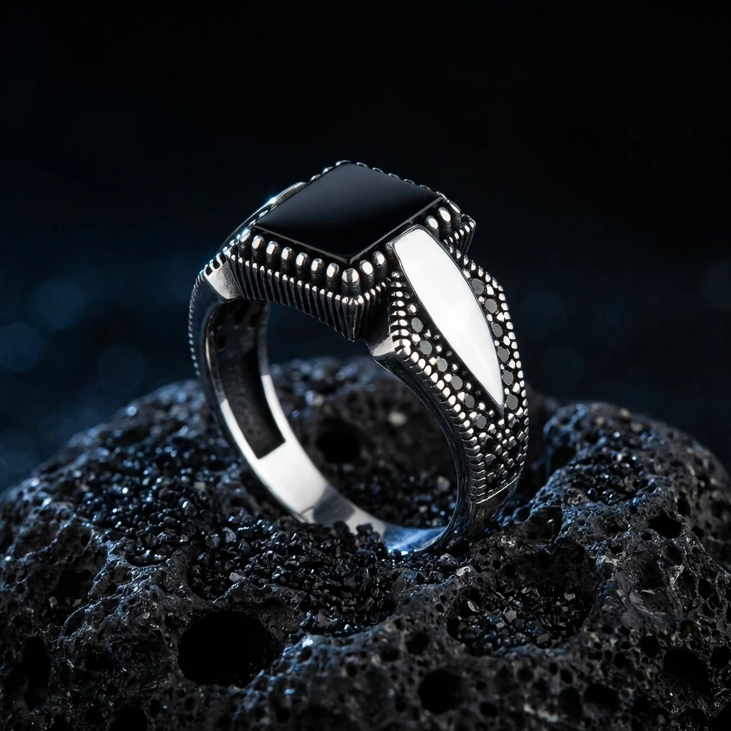 Perçin Detaylı Kare Siyah Oniks Erkek Yüzük
