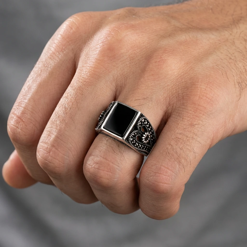 Yanları Mikro Siyah Zirkon İşlemeli Kare Siyah Taşlı Gümüş Yüzük
