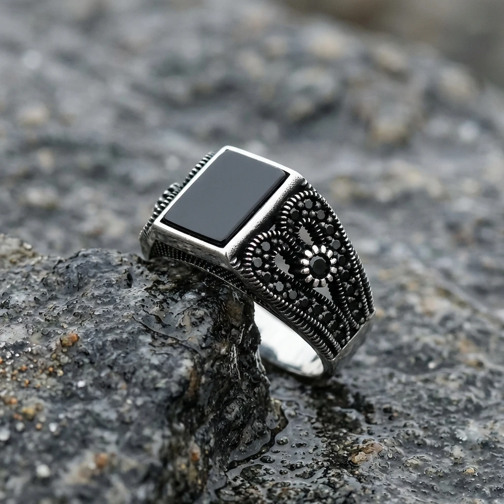 Yanları Mikro Siyah Zirkon İşlemeli Kare Siyah Taşlı Gümüş Yüzük