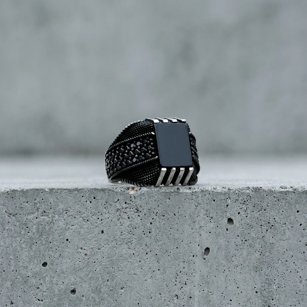 Siyah Kare Taşlı Yanları Siyah Taş Mıhlama ve Sütunlu Gümüş Yüzük