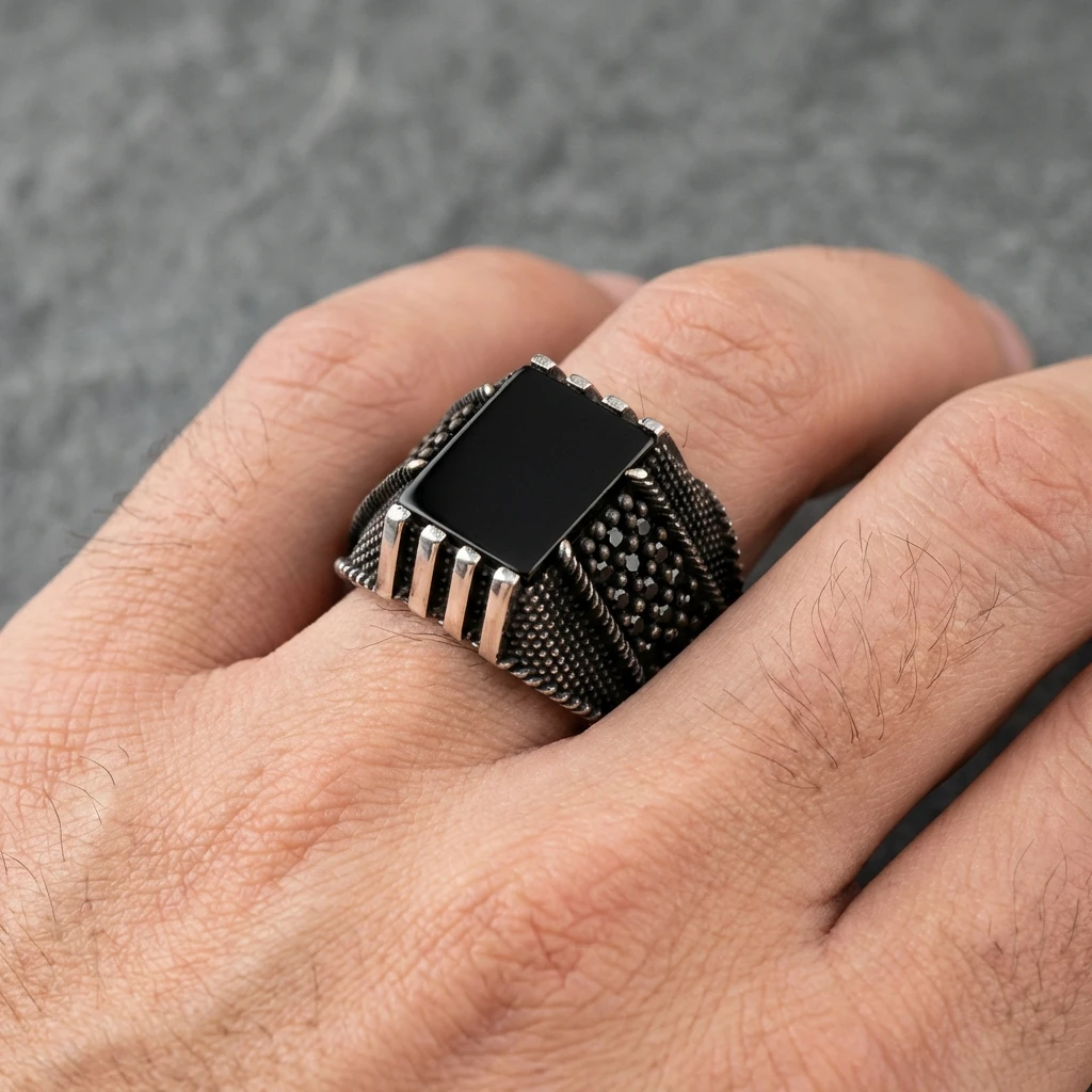 Siyah Kare Taşlı Yanları Siyah Taş Mıhlama ve Sütunlu Gümüş Yüzük