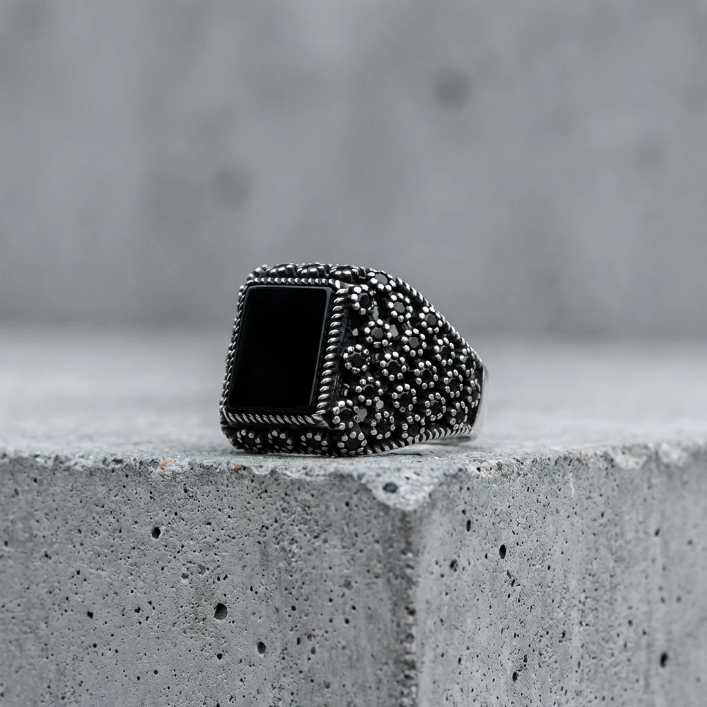 Yanları Dairesel Taş Dizimli Burgu Çerçeveli Gümüş Erkek Yüzüğü