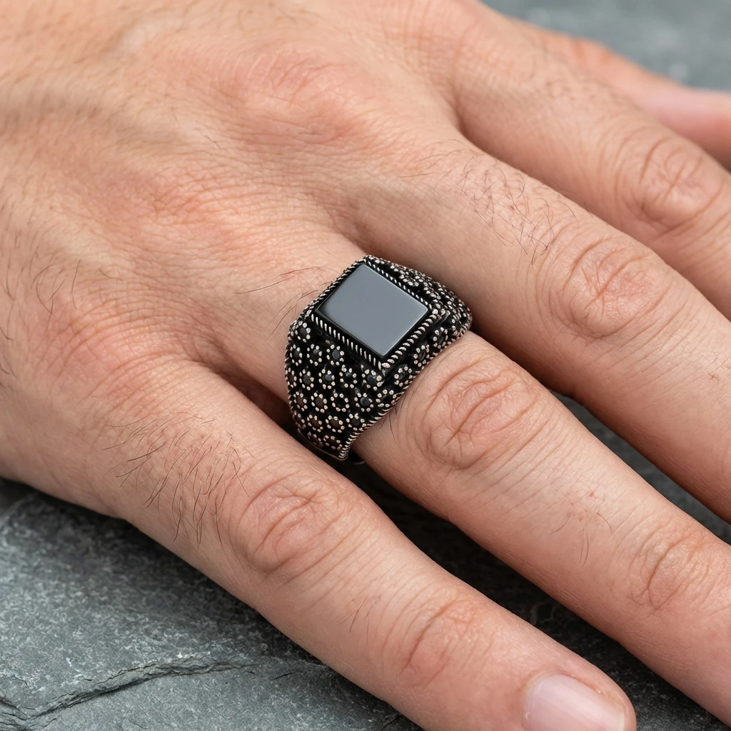 Yanları Dairesel Taş Dizimli Burgu Çerçeveli Gümüş Erkek Yüzüğü