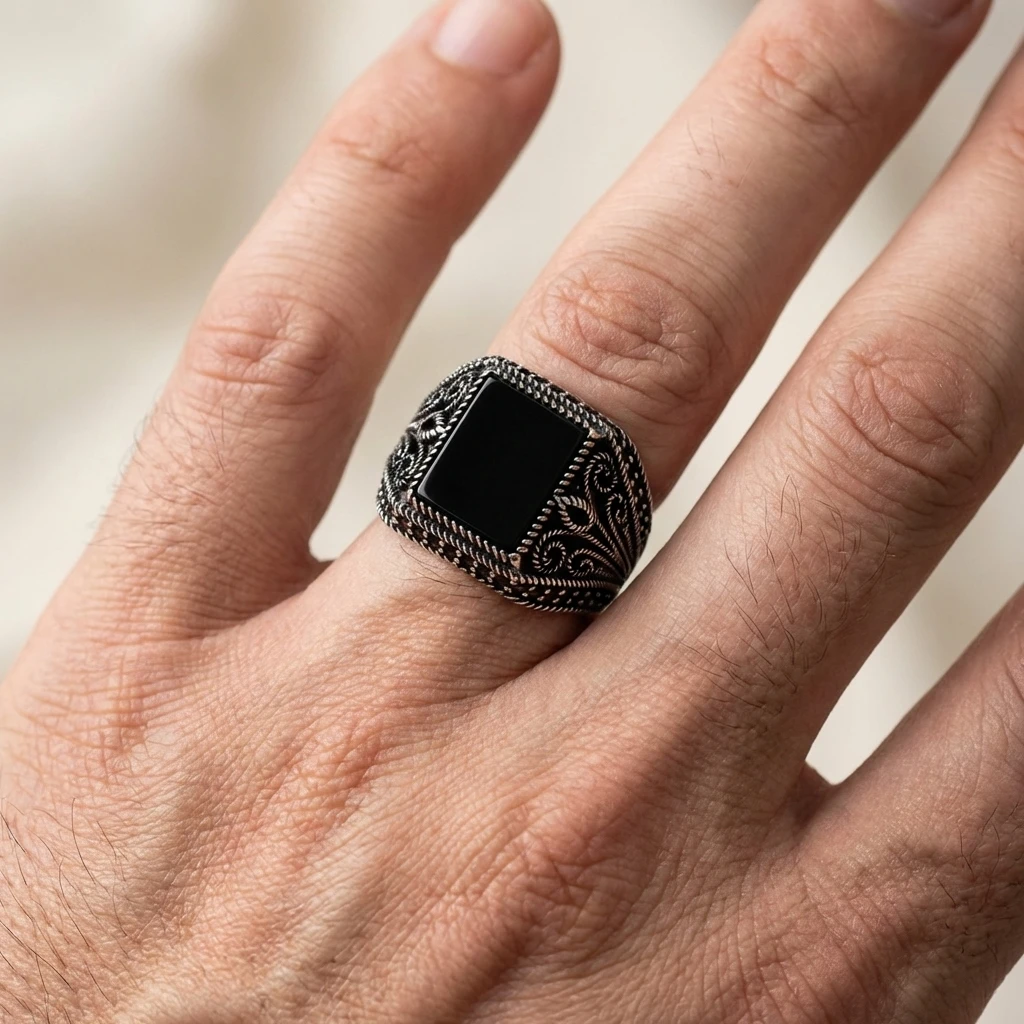 Siyah Kare Taşlı Yanları Yaprak Motifli Mikro Zirkonlu Gümüş Yüzük