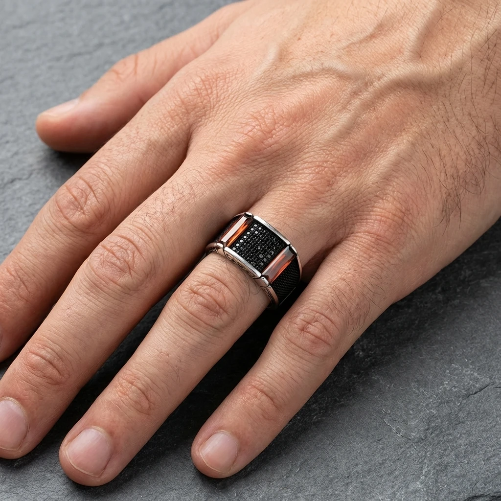 Mikro Taşlı ve Yanları Kızıl Baget Gümüş Yüzük