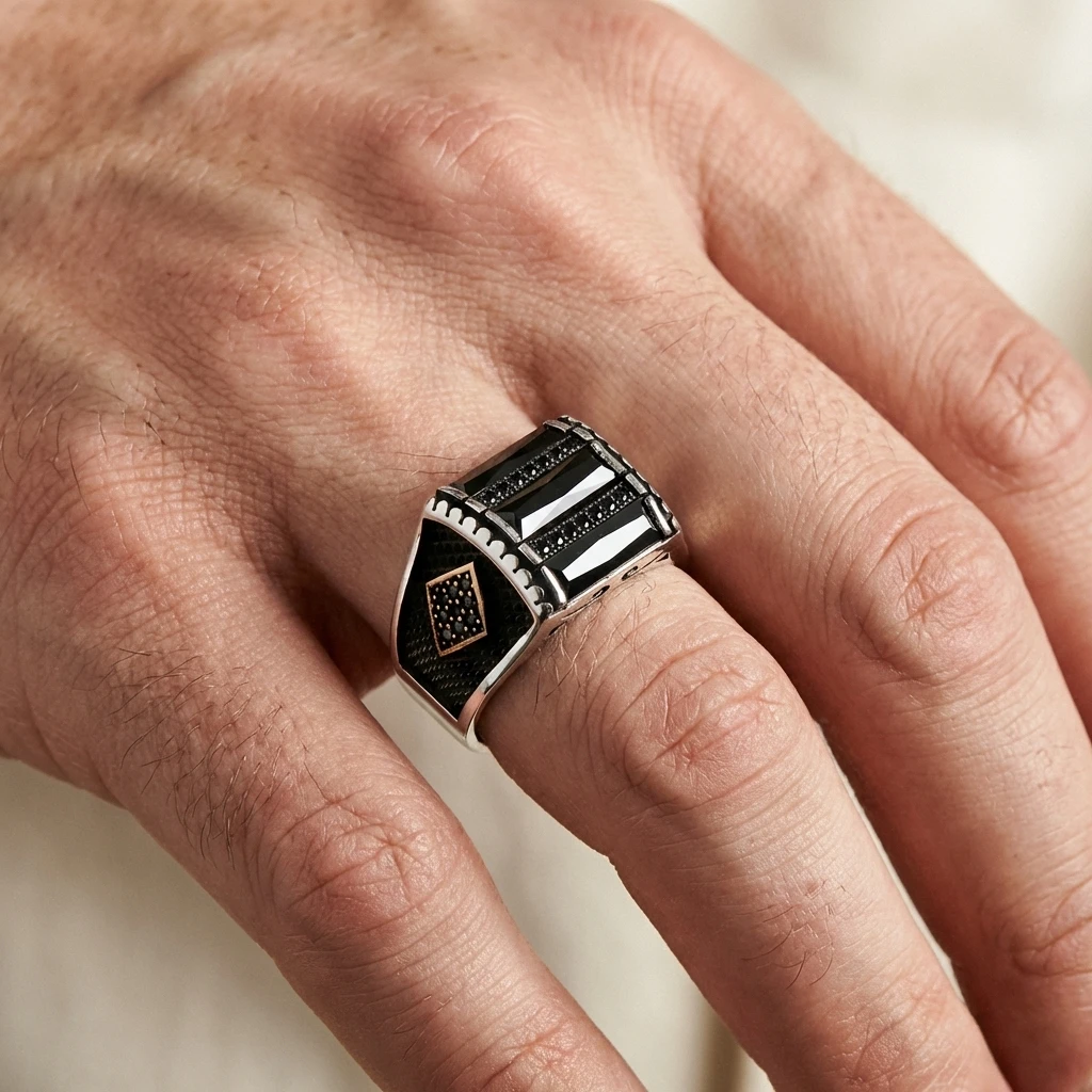 Üçlü Baget Taşlı Kare Detaylı Gümüş Yüzük