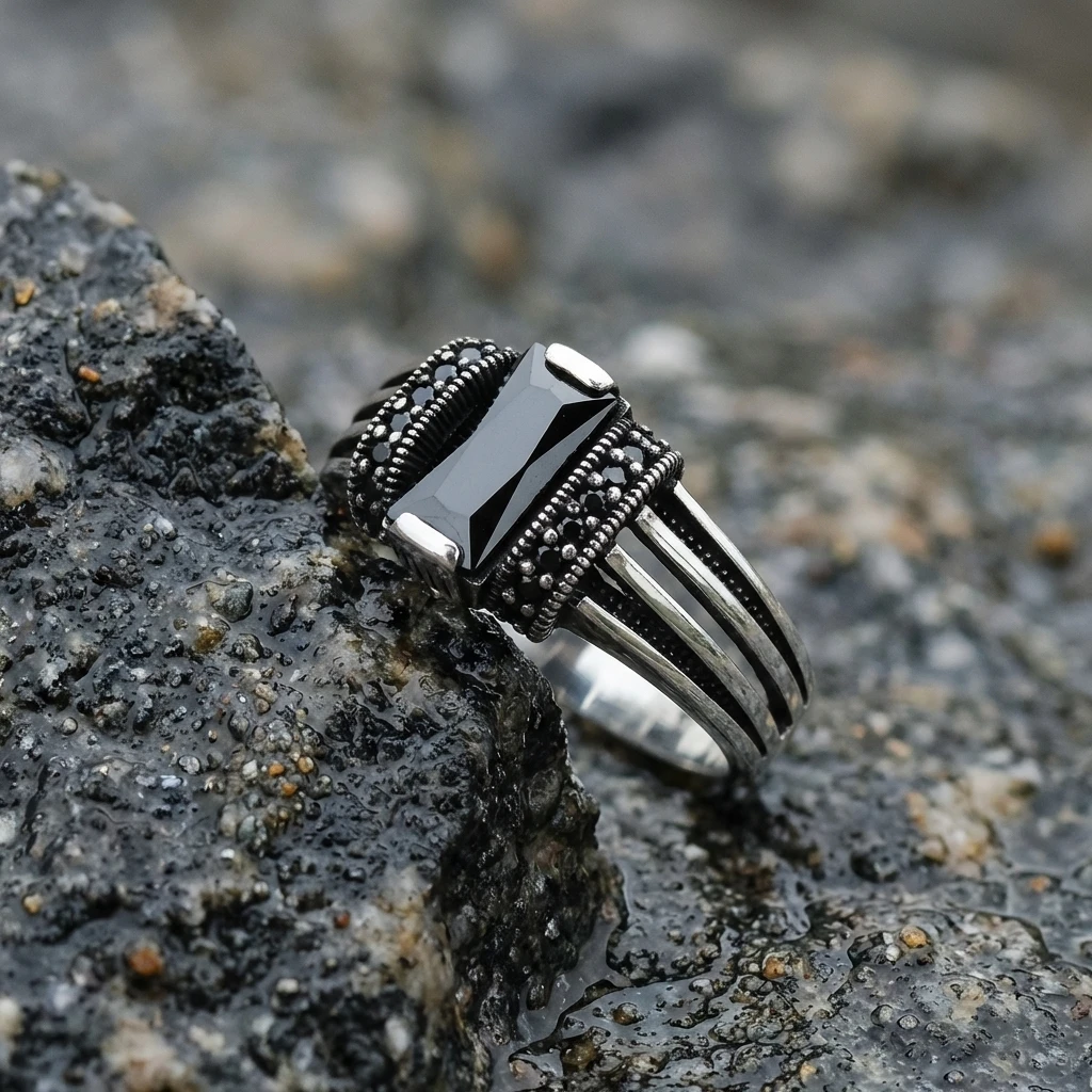 Dikey Şeritli Baget Taşlı Gümüş Yüzük