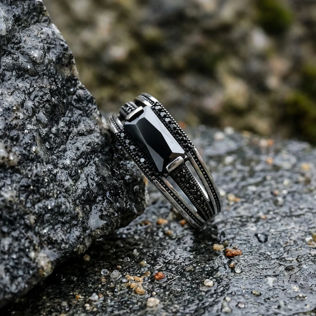 Noktalı Şerit Detaylı Baget Taşlı Gümüş Yüzük