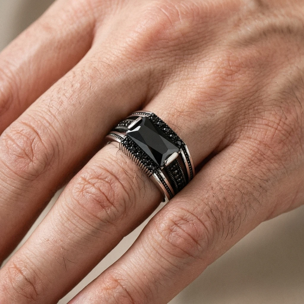 Noktalı Şerit Detaylı Baget Taşlı Gümüş Yüzük