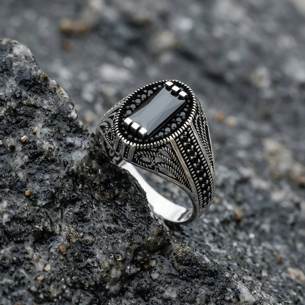 Yaprak Desenli Oval Çerçeveli Baget Taşlı Gümüş Yüzük