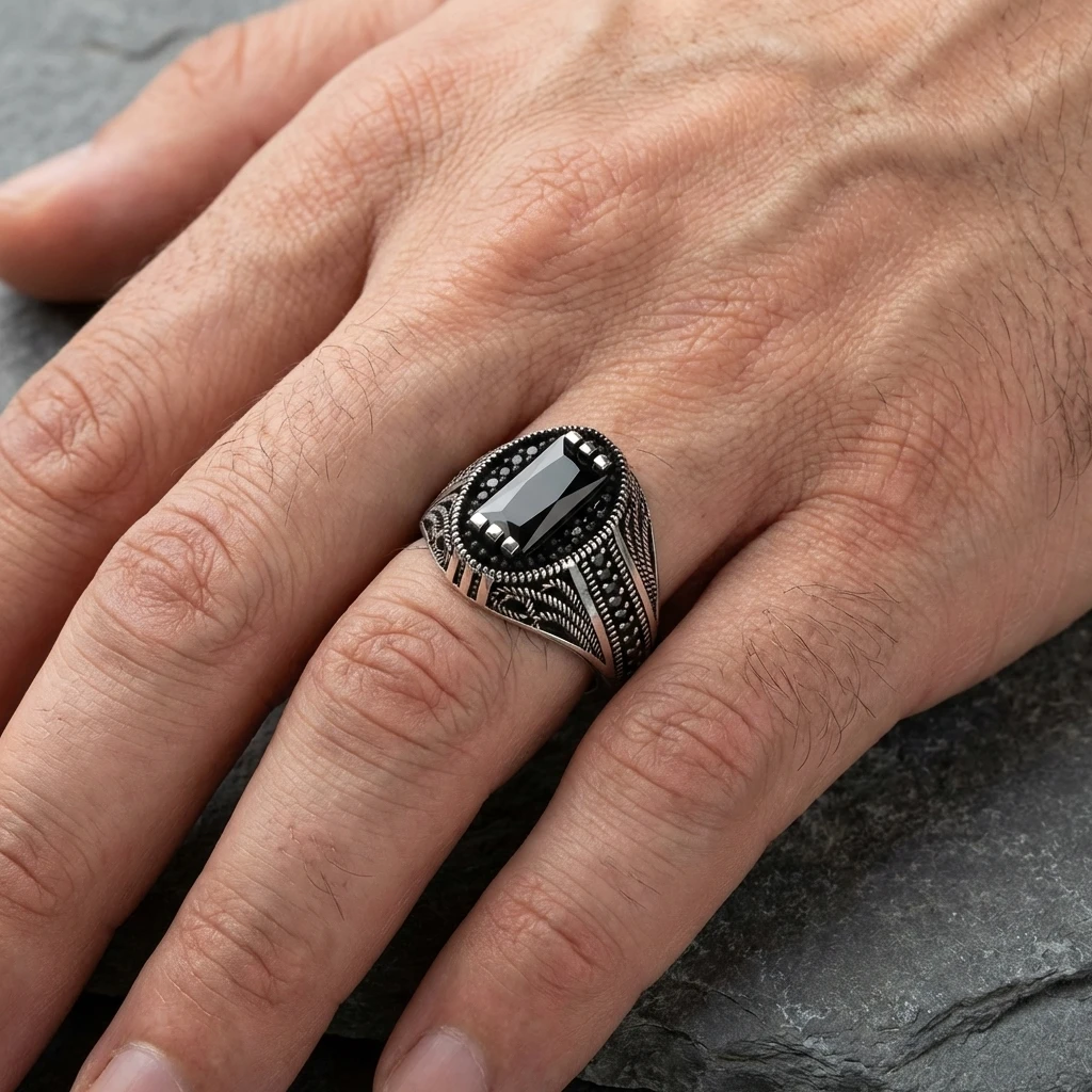 Yaprak Desenli Oval Çerçeveli Baget Taşlı Gümüş Yüzük