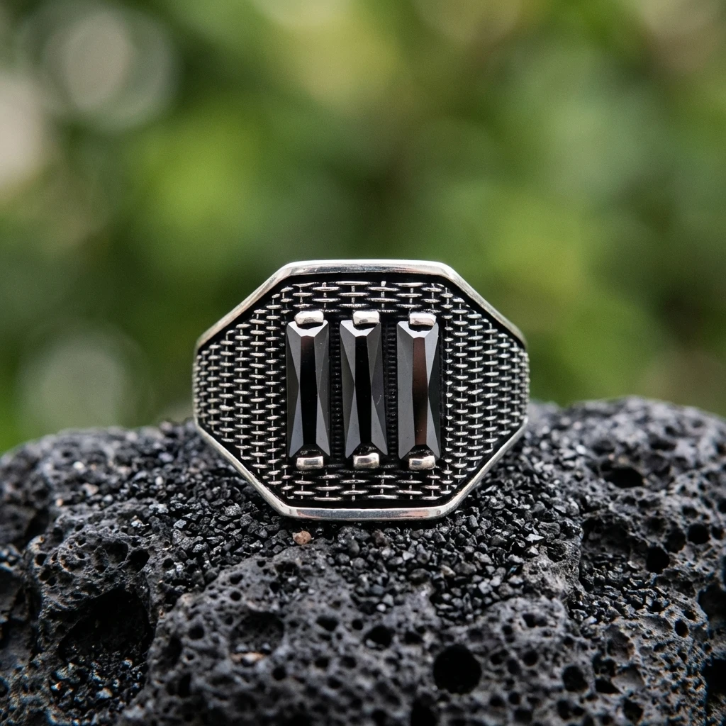 Hasır Desenli Üçlü Baget Taşlı Yüzük