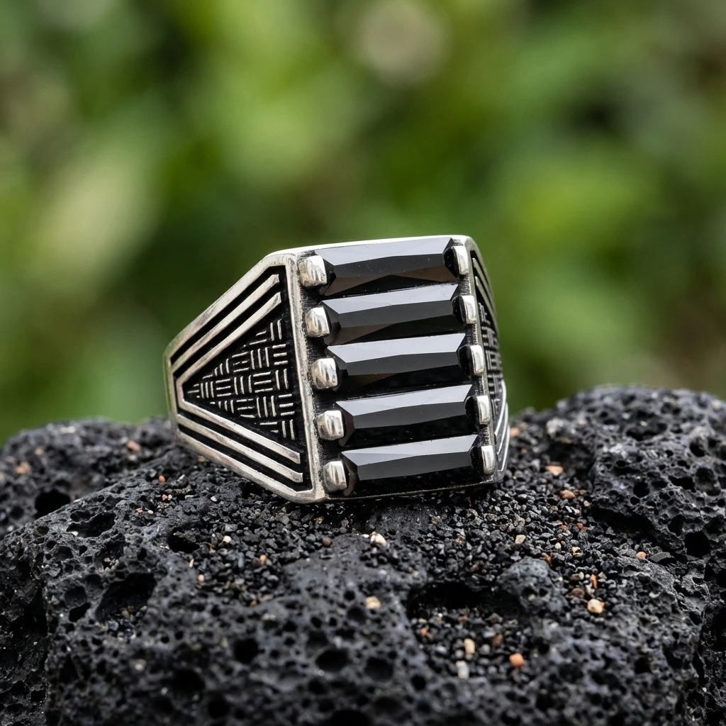 Üçgen Desenli Beşli Baget Taşlı Yüzük