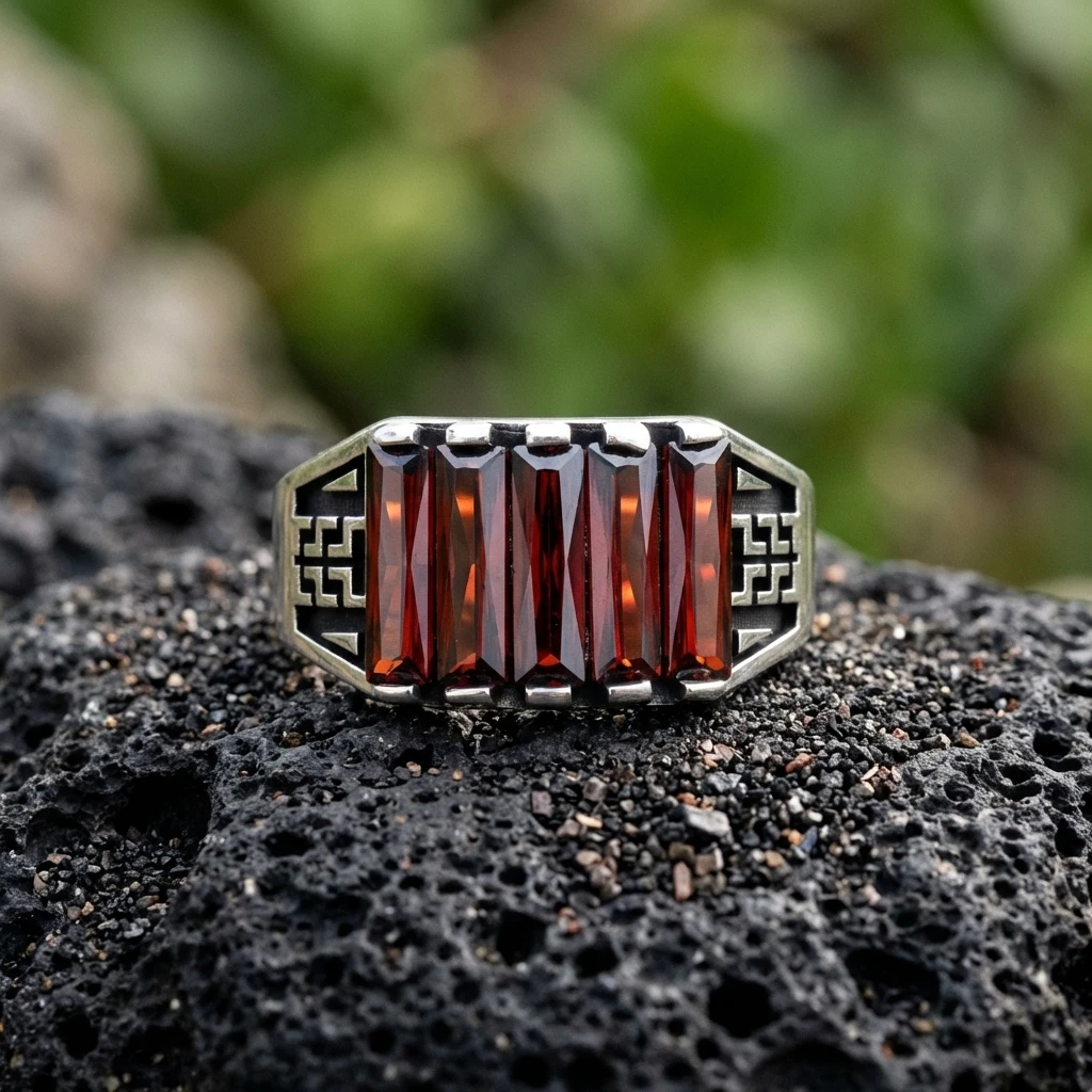 Labirent İşlemeli Beşli Baget Taşlı Yüzük