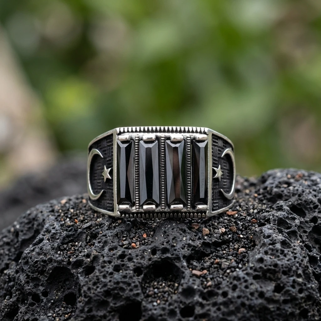 Ay Yıldız İşlemeli Üçlü Baget Taşlı Yüzük