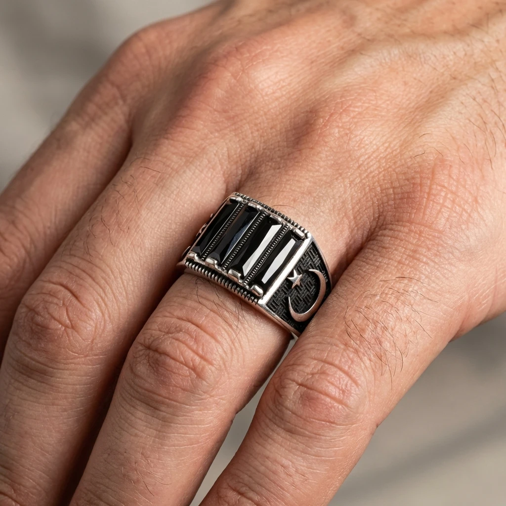 Ay Yıldız İşlemeli Üçlü Baget Taşlı Yüzük