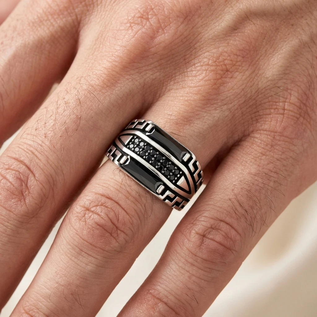 Grek Desenli ve Mikro Taş Şeritli Baget Yüzük