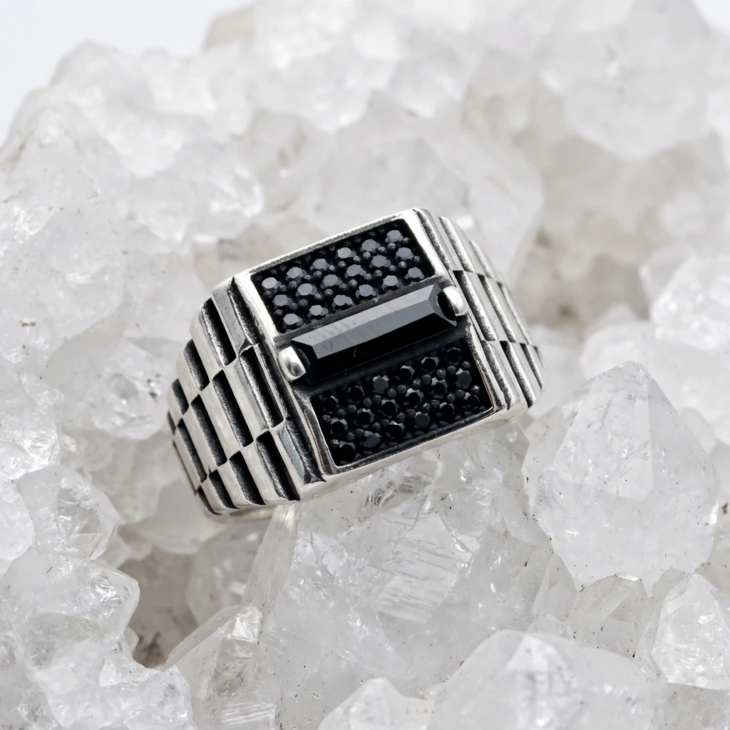 Yatay Siyah Baget ve Mikro Taş İşlemeli Yüzük