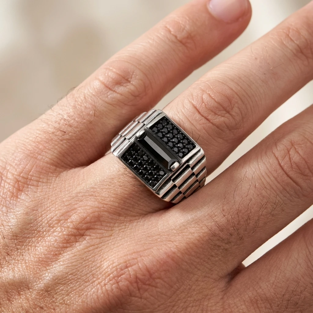 Yatay Siyah Baget ve Mikro Taş İşlemeli Yüzük