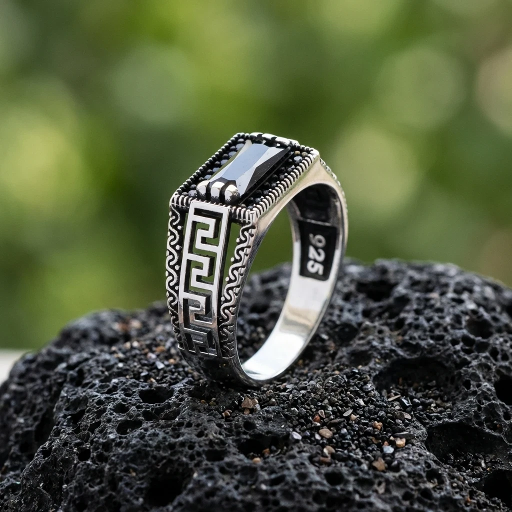 Labirent Desenli Baget Taşlı Gümüş Yüzük