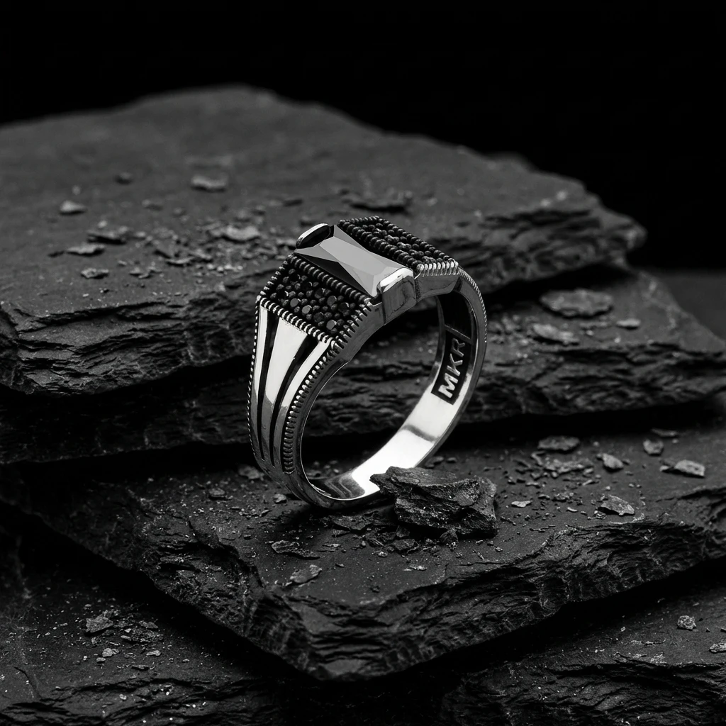 Yanları Mikro Taşlı Baget Taşlı Gümüş Yüzük