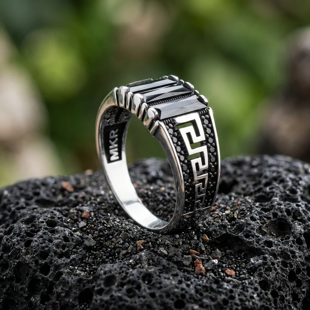 Labirent Desenli Üçlü Baget Taşlı Gümüş Yüzük