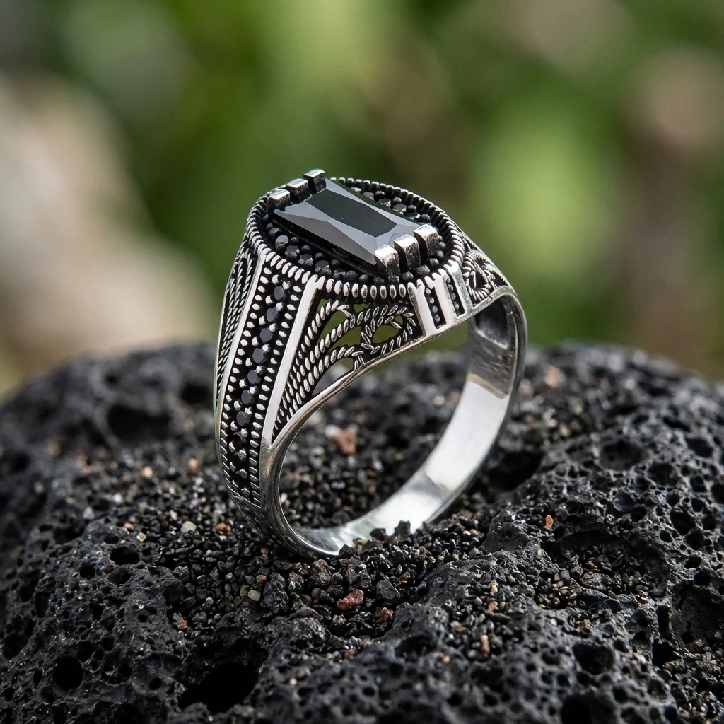 Yaprak Desenli Oval Çerçeveli Baget Taşlı Gümüş Yüzük