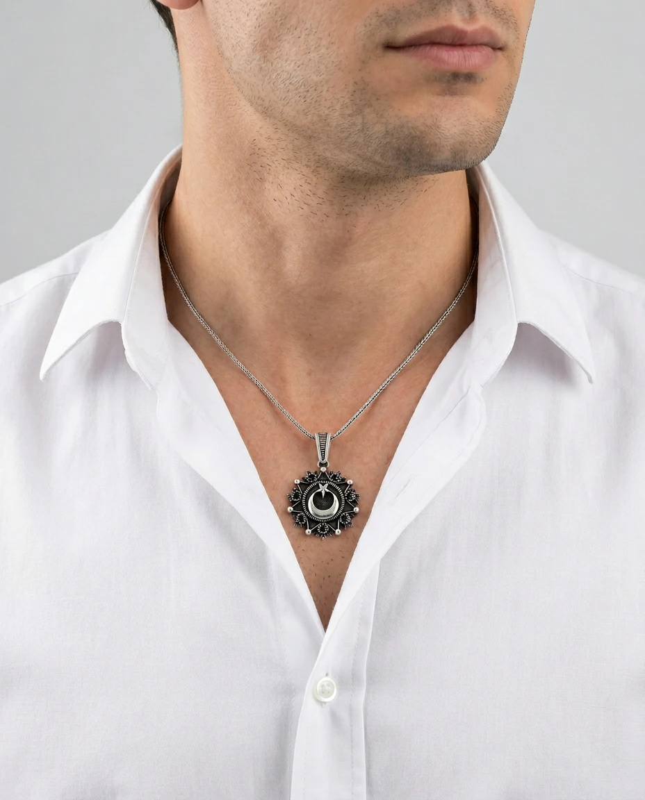 Kırmızı Taşlı Yaprak Motifli Ay Yıldız Kolye Ucu