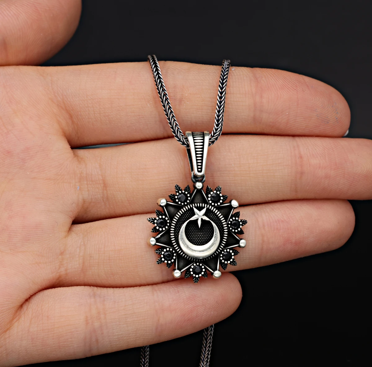 Kırmızı Taşlı Yaprak Motifli Ay Yıldız Kolye Ucu