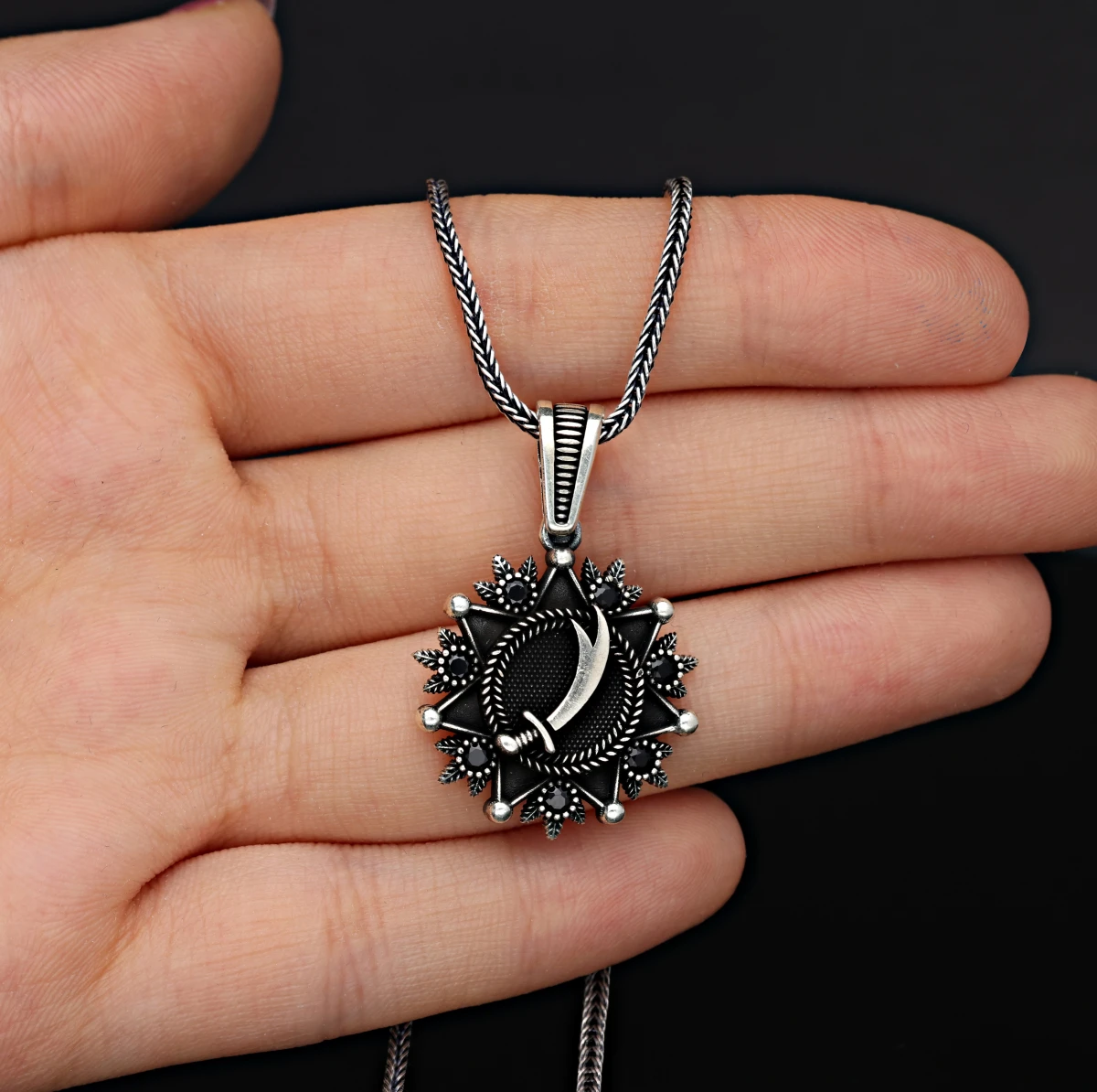 Zülfikar Kılıcı Detaylı Kırmızı Taşlı Madalyon Kolye Ucu