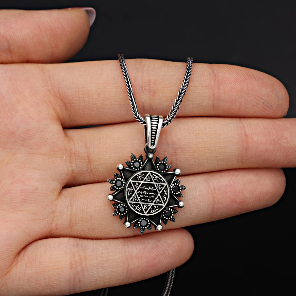 Yaprak Motifli Siyah Taşlı Mühr-ü Süleyman Kolye Ucu