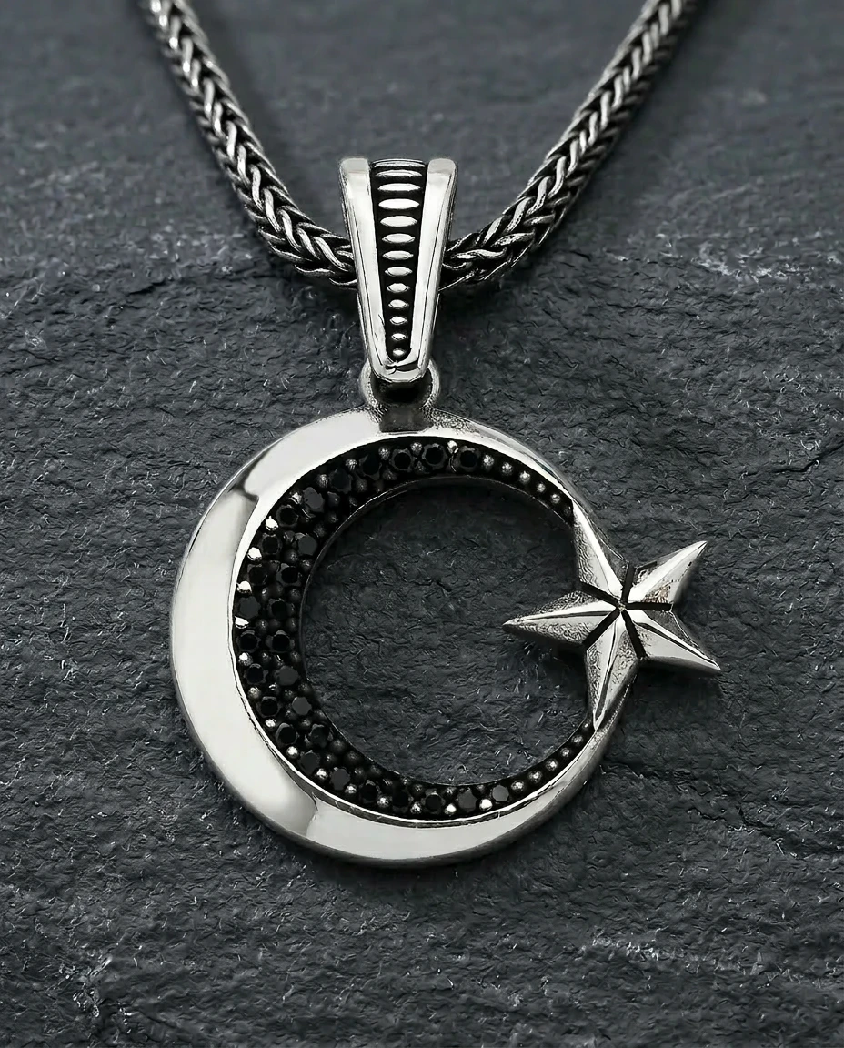 Parlak Yüzeyli Kırmızı Taşlı Ay Yıldız Kolye Ucu