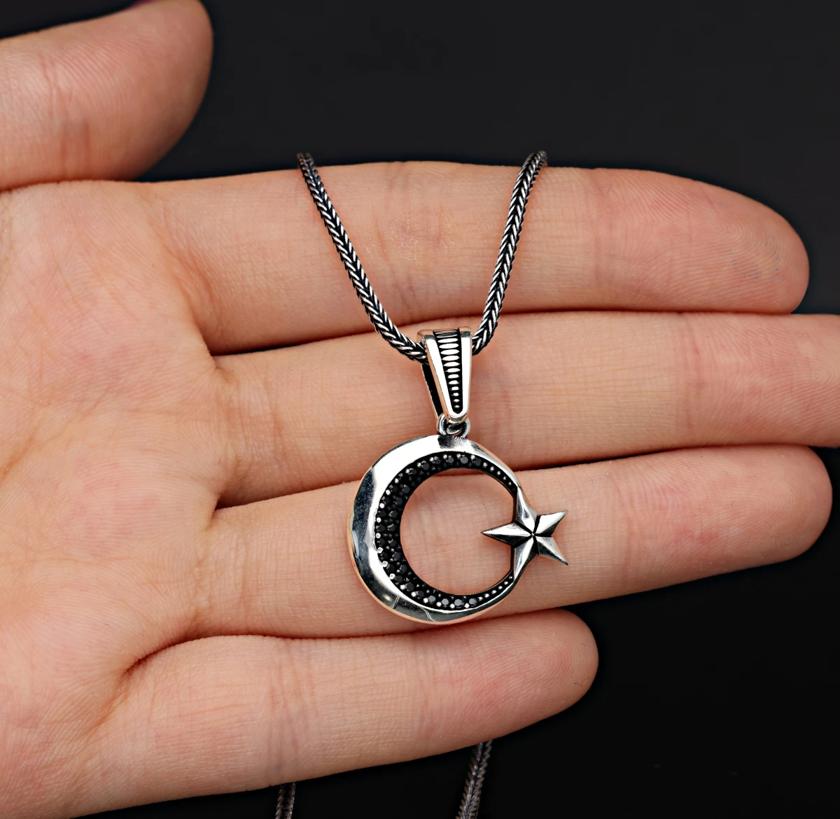 Parlak Yüzeyli Kırmızı Taşlı Ay Yıldız Kolye Ucu