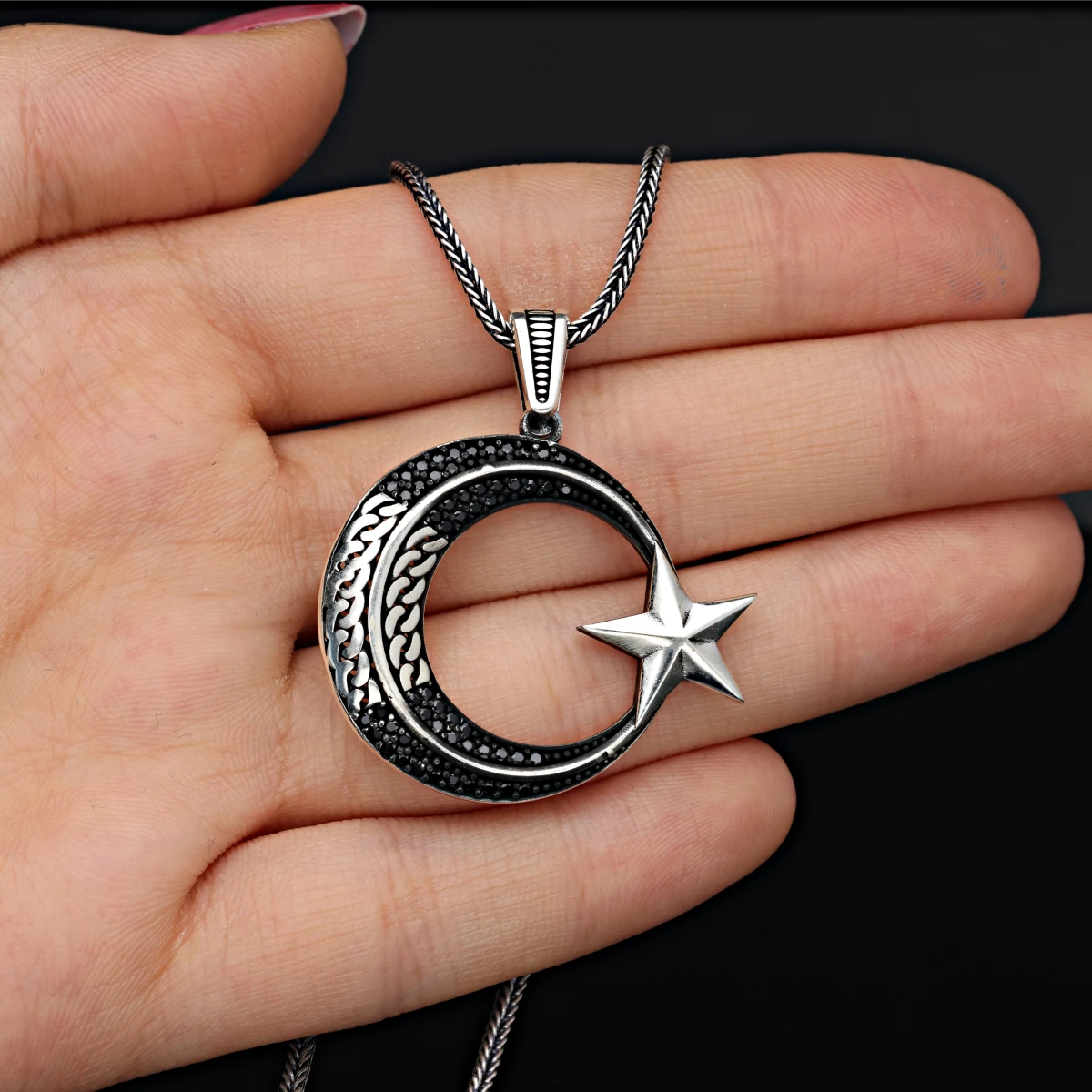 Zincir Motifli Siyah Taşlı Ay Yıldız Kolye Ucu ürün görseli